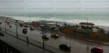 "نوة الميلاد مستمرة".. هطول الأمطار من جديد في الإسكندرية