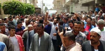 أهالى أبوحمص يشيعون جثمان شهيد سيناء في جنازة عسكرية