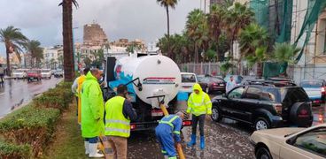 شركة الصرف بالإسكندرية خلال سحب تجمعات الأمطار