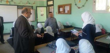 مدير التعليم العام بالغربية يتفقد مدارس المحلةويشدد على انضباط