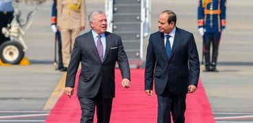 الرئيس عبدالفتاح السيسي خلال استقباله ملك الأردن أمس