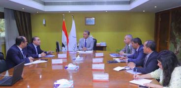 وزير النقل خلال اجتماعه برئيس الشركة المصرية للصيانة والخدمات