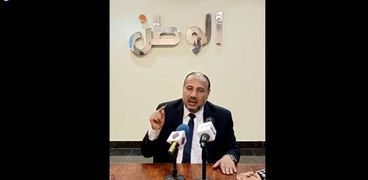 الدكتور محمد عبد المالك خلال الندوة بجريدة الوطن