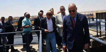 وزير الإسكان يتفقد محطة معالجة الصرف الصحي الثنائية بمدينة بنى سويف