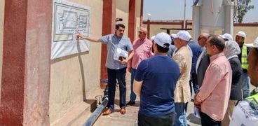 قيادات الإسكان يتفقدون مشروعات المرافق والطرق بمدينة أخميم الجديدة