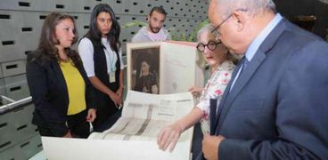 مدير مكتبة الإسكندرية يستقبل الوثائق الكرتوغرافية البرتغالية