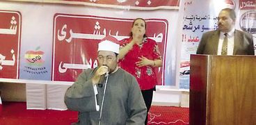 «نجلاء» أثناء ترجمة القرآن الكريم إلى لغة الإشارة