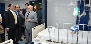 رئيس جامعة القاهرة يفتتح التجديدات بمستشفي ابو الريش