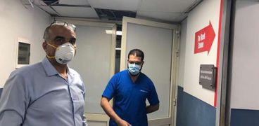 رئيس حي الدقي يتابع حالات المصابين بكورونا في المستشفيات