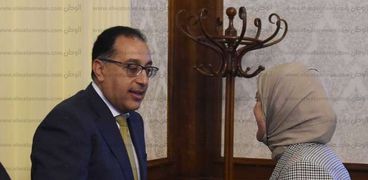 مصطفى مدبولي يصافح وزيرة الصحة
