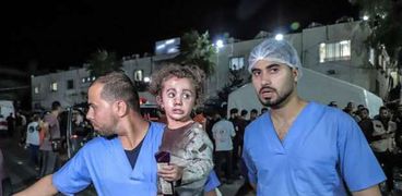 إخراج طفلة تبلغ من العمر ثلاثة أعوام بعد قصف كنيسة الروم في غزة