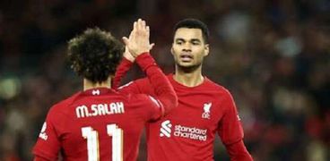 محمد صلاح لاعب ليفربول رفقة زميله بالفريق