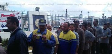 توافد العشرات من المواطنين المغتربين بالهيئة العامة لميناء الإسكندرية للاستفتاء