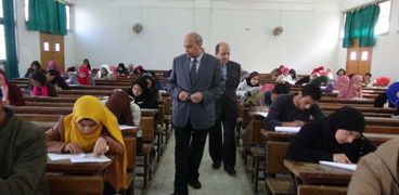 رئيس جامعة المنيا يتفقد الامتحانات