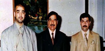 صدام حسين يتوسط نجليه عدي وقصي