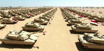 عدد من الدبابات تنتشر فى القاعدة العسكرية المصرية بالمنطقة الغربية