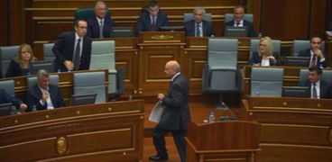 بالصور| نواب المعارضة في كوسوفو يرشقون رئيس الوزراء بالبيض في البرلمان