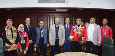 محافظ بني سويف يكرم 4 أبطال رياضيين: «رفعوا اسم مصر عاليا» (صور)