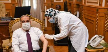 وزير الإنتاج الحربي يتلقى اللقاح
