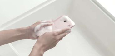 هاتف "Rafre" أثناء غسله بالصابون