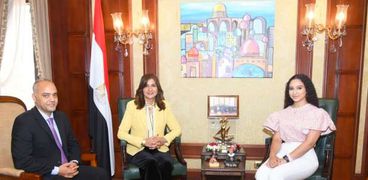 السفيرة نبيلة مكرم وزيرة الهجرة وشئون المصريين في الخارج مع مريم طاحون