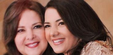 دنيا سمير غانم ووالدتها الفنانة الراحلة دلال عبد العزيز