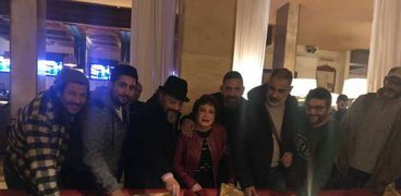 أسرة فيلم "كازبلانكا" تحتفل بعيد ميلاد عمرو عبدالجليل