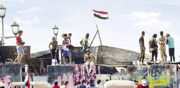 محتجون يقطعون الطرق خلال المظاهرات المناهضة للحكومة فى بغداد