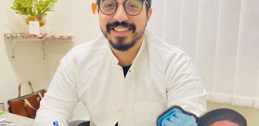 الدكتور محمد أشرف طبيب الأسنان