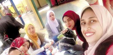 «مها» تتناول الإفطار مع صديقاتها فى المدينة الجامعية