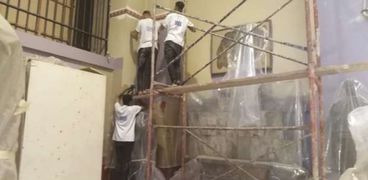 أعمال إزالة طلاء جدران المتحف المصرى