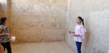 بروفات لمسرحية إيزا داخل آثار تونا الجبل