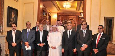 وزير الخارجية السعودى فى صورة جماعية مع بعض رؤساء تحرير الصحف المصرية
