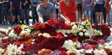 بالصور| مواطنون روس يضعون الزهور أمام السفارة الفرنسية تكريما لضحايا "نيس"