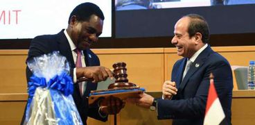 الرئيس السيسي يسلم الرئاسة الدورية لتجمع «الكوميسا» إلى الرئيس الزامبي