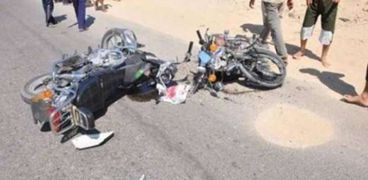 بالفيديو: مقتل سائق دراجة نارية بعد اصطدام عجلة طائرة برأسه