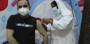 الحكومة تواصل تطعيم المواطنين ضد «كورونا»