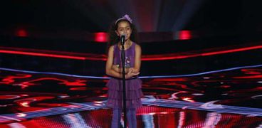 طفلة تغني في البرنامج