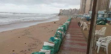 حي منتزه أول يتابع استقرار حواجز الرمال بشاطئ "أبوهيف" شرق الإسكندرية