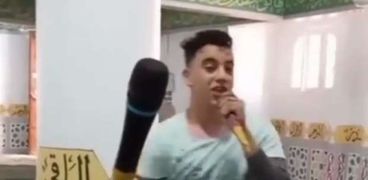 صورة من مقطع الفيديو الذي يغني فيه شاب داخل مسجد