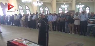 بالفيديو| صلاة الجنازة على عمرو سمير بحضور مصطفى حسني ومدحت صالح