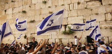 مستوطنين يرفعون العلم الإسرائيلي في باحات المسجد الأقصى