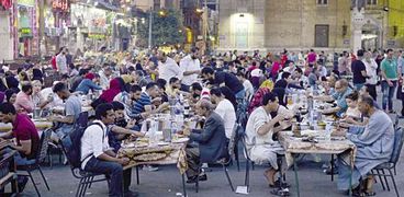 المئات اتخذوا من ساحة الحسين مكاناً للإفطار فى رمضان