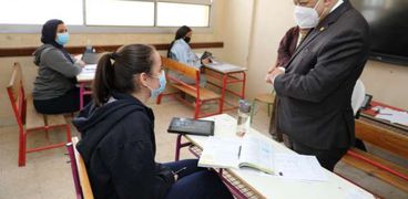 شوقي يستمع لرأي تلاميذ رابعة ابتدائي في الامتحان المجمع بلجان القاهرة الجديدة
