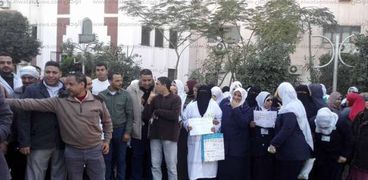 وقفة احتجاجية للعاملين بمستشفى بني عبيد المركزي بالدقهلية