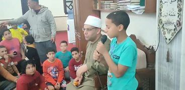 إمام مسجد يوزع الهدايا على الأطفال