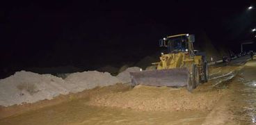 محافظة شمال سيناء دفعت بمعداتها لتحويل مسار السيول بعيداً عن المحاصيل