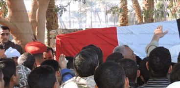 بالصور| الآلاف يشيعون جثمان "شهيد العريش" بقرية الجريدات في سوهاج