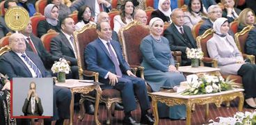 الرئيس السيسي والسيدة انتصار خلال احتفالية المرأة المصرية والأم المثالية
