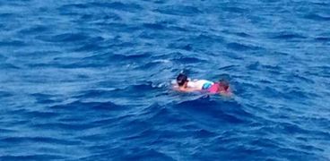 لحظة انتشال جثة شاب غرق في بحر دسيا بالفيوم